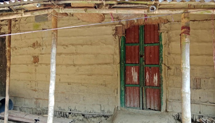 ঋণ পরিশোধের পরও বৃদ্ধার বসতঘরে সুদখোরের তালা