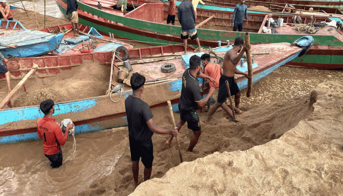 বালু লুটের অভিযোগে মামলা,আসামির তালিকায় প্রতিবাদকারীদের নাম