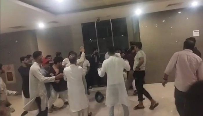 শাহবাগে এনসিপি’র দুই গ্রুপের সংঘর্ষ