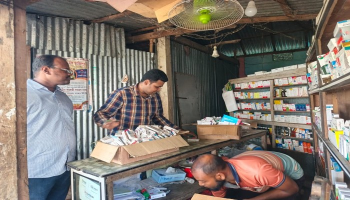 তাহিরপুরে ৬ ফার্মেসিকে জরিমানা ফিজিশিয়ান স্যাম্পল ও মেয়াদোত্তীর্ণ ওষুধ জব্দ
