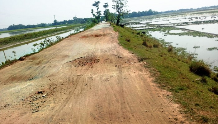 মোহনপুর-কাঠইর সড়ক বেহাল চলাচলে ভোগান্তির শেষ নেই