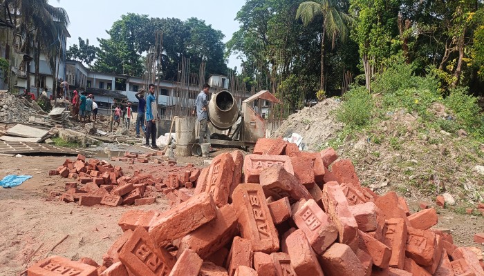 নিম্নমানের ইট দিয়ে নির্মাণকাজ,ভবনের দেয়াল ভেঙে দিতে জেলা প্রশাসকের নির্দেশ