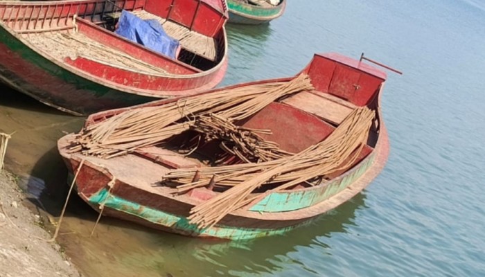 মুজিব কেল্লা প্রকল্পের নির্মাণসামগ্রী নিয়ে যাওয়ার সময় দুটি নৌকা আটক