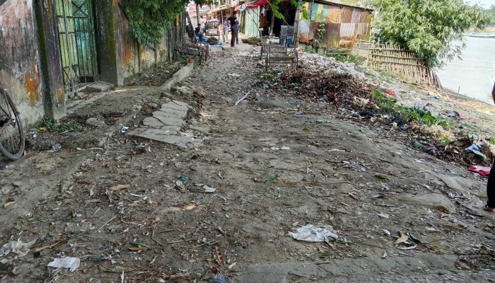 নদী ভাঙনে ক্ষতিগ্রস্ত সড়ক, চলাচলে ভোগান্তি