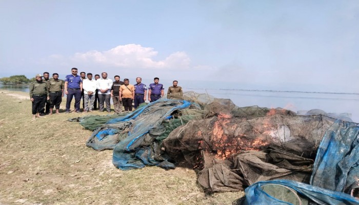 টাংগুয়ার হাওর থেকে ৫লাখ টাকার চায়না দুয়ারী,মশারি জাল জব্দ