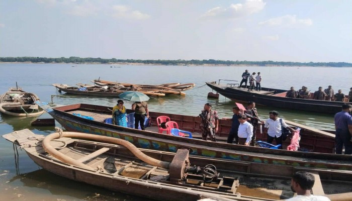ধোপাজানে  টাস্কফোর্সের অভিযানে ৫ নৌকা, ৮ ড্রেজার জব্দ