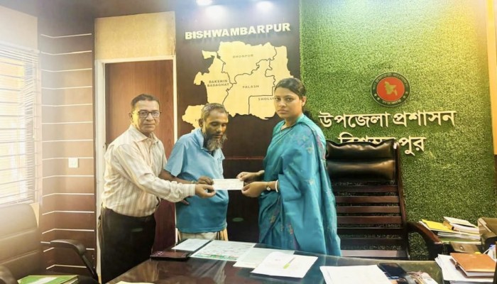 অসুস্থ মানিকের পাশে দাঁড়ালেন বিশ্বম্ভরপুরের ইউএনও মেরিন দেবনাথ