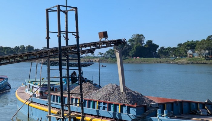 সরকার হারাচ্ছে বিপুল রাজস্ব, ছয় উপজেলায় অবাধে চলছে অবৈধ ক্রাশার মেশিন