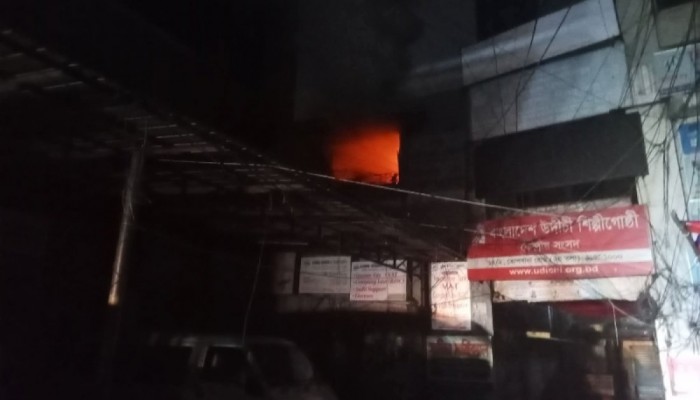 এবার উদীচী কার্যালয়ে আগুন