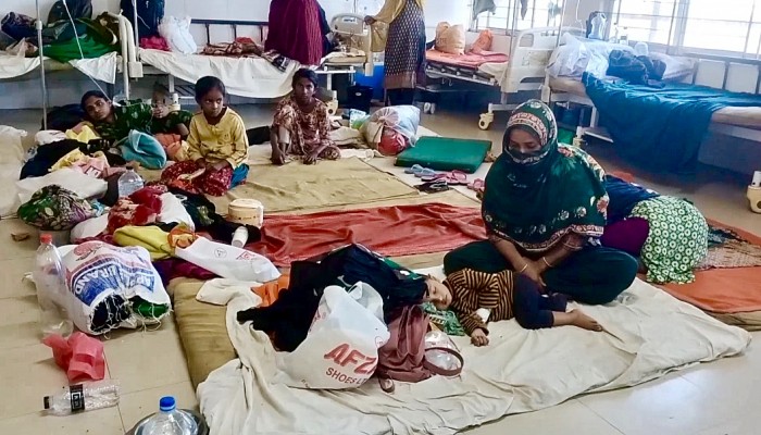 হাসপাতালে শয্যা সংকটে মেঝেতে চলছে চিকিৎসা
