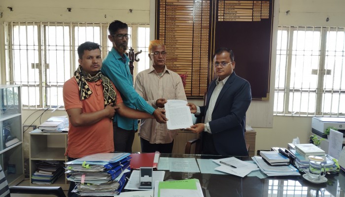 ন্যায় বিচারের দাবিতে জেলা প্রশাসক বরাবর স্মারকলিপি