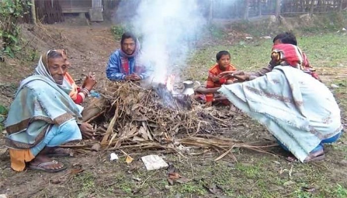 জেঁকে বসেছে শীত, কনকনে ঠান্ডায় দুর্ভোগে খেটে খাওয়া মানুষ