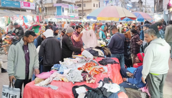শীতের দাপটে বেড়েছে গরম কাপড়ের চাহিদা