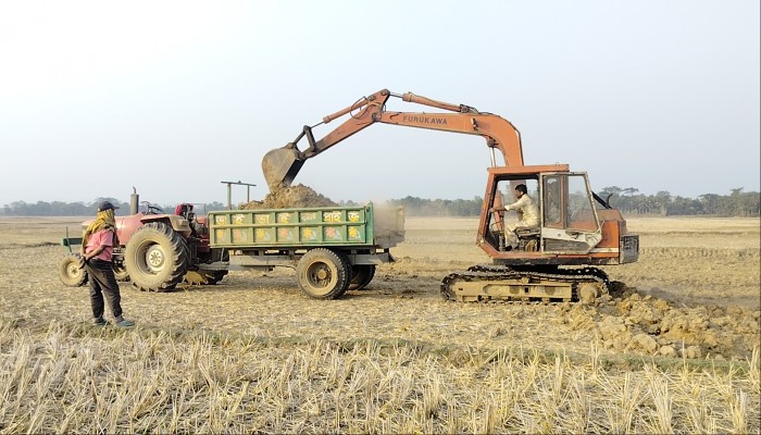 অবাধে বিক্রি হচ্ছে ফসলি জমির টপ সয়েল