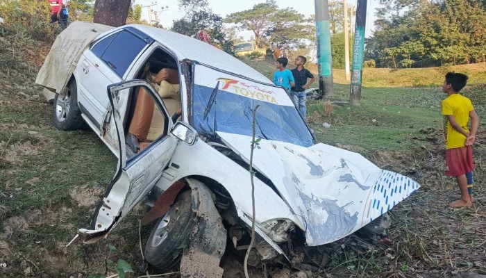 শান্তিগঞ্জে নিয়ন্ত্রণ হারিয়ে প্রাইভেট কার খালে, একজনের অবস্থা আশঙ্কাজনক