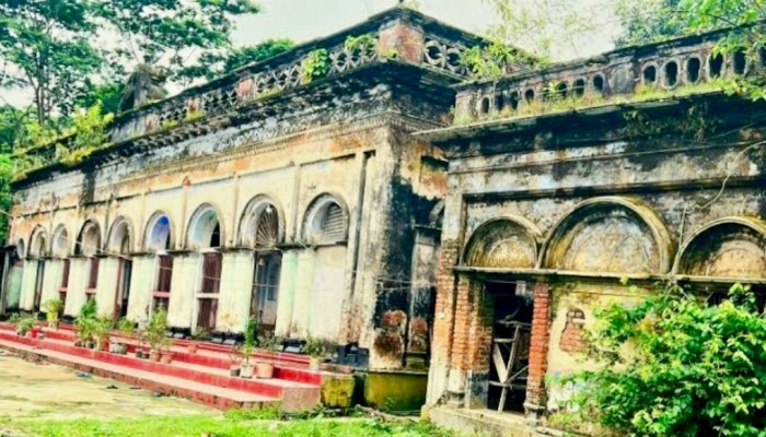 অবহেলায় পড়ে আছে তিনশ বছরের পুরনো স্থাপনা