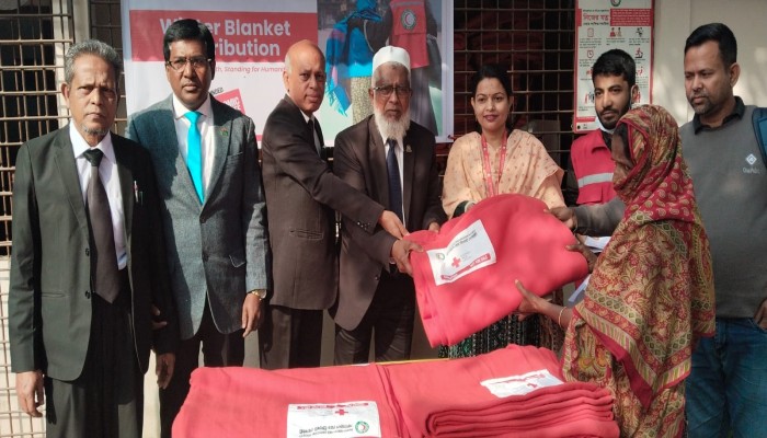 রেড ক্রিসেন্ট সোসাইটির শীতবস্ত্র বিতরণ