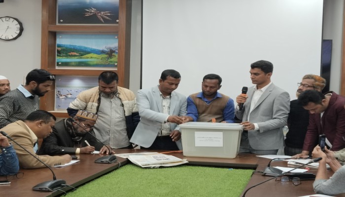 পোস্টাল ব্যালট বাক্স লক কার্যক্রম সম্পন্ন