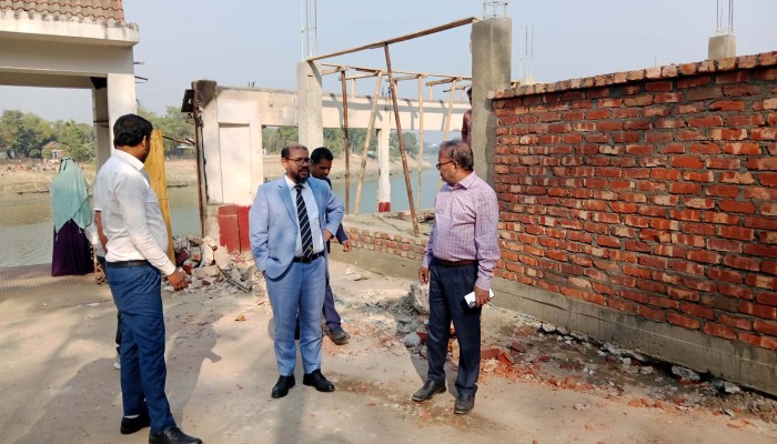 লঞ্চঘাটে যাত্রীছাউনি নির্মাণকাজের অগ্রগতি পরিদর্শনে জেলা প্রশাসক