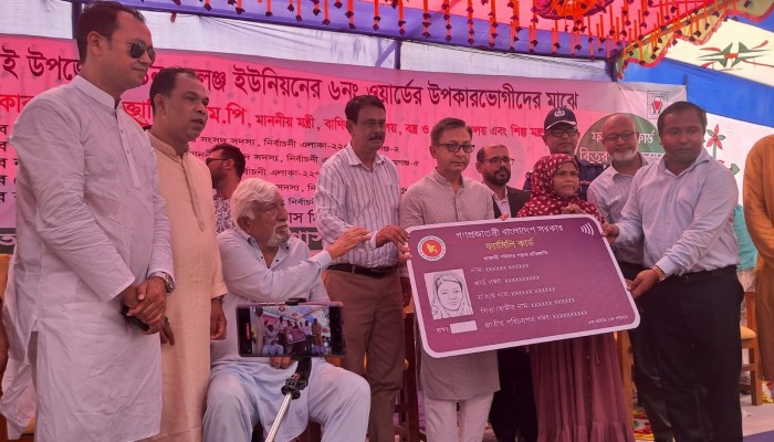 ফ্যামিলি কার্ড বিতরণে অঙ্গিকার বাস্তবায়ন শুরু: বানিজ্য মন্ত্রী