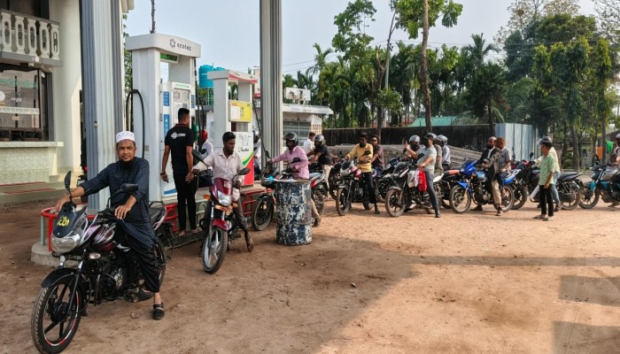 ঘণ্টার পর ঘণ্টা লাইনে দাঁড়িয়ে কম তেল পাচ্ছেন ক্রেতারা