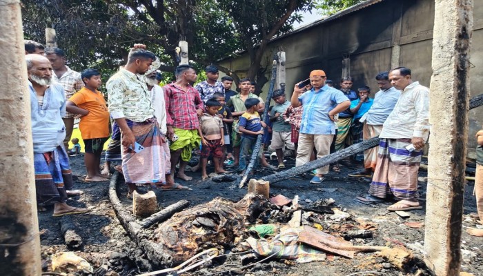 ৩ বসতবাড়ি,গবাদিপশু ও নগদ টাকাসহ পুড়ে ২০ লক্ষ টাকার ক্ষতি