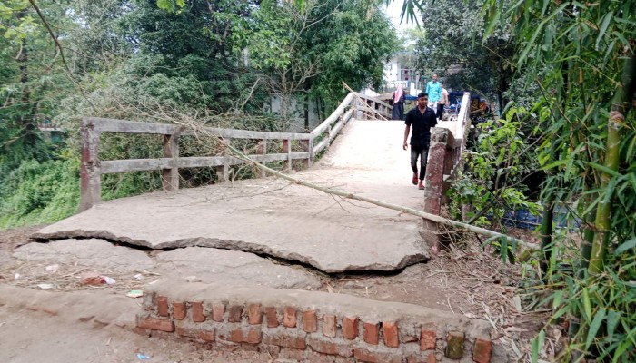ব্রিজ ভেঙে পড়ায় দুর্ভোগে ৫০ হাজার মানুষ