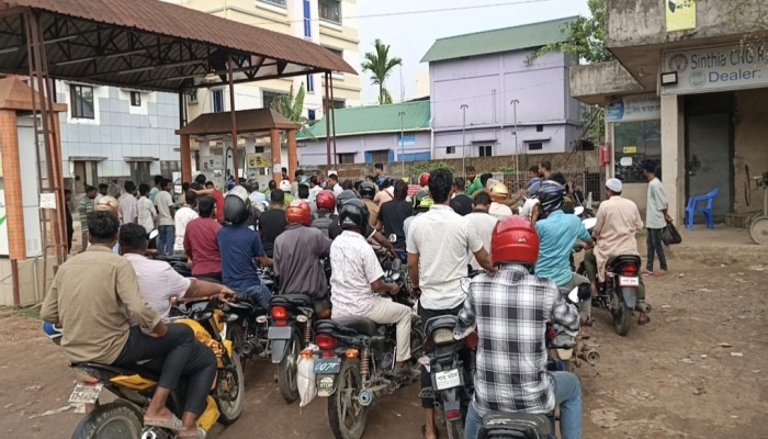 জ্বালানি সংকটে ভোগান্তি বাড়ছেই