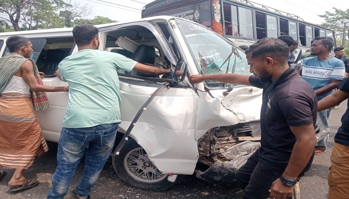 শান্তিগঞ্জে বাস-লাইটেস-মিনি ট্রাকের ত্রিমুখী সংঘর্ষে আহত ১২