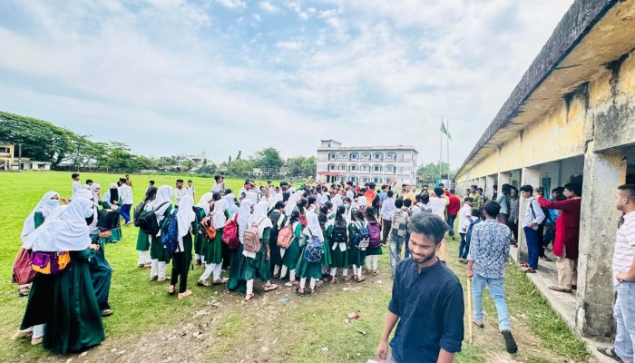 দোয়ারাবাজারে অভিযুক্ত শিক্ষককে কর্মস্থলে ফেরানোর চেষ্টায় শিক্ষার্থীদের বাধা