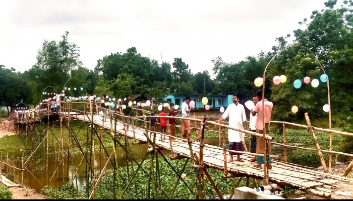 তাহিরপুরে ভাঙারখাল নদীর উপর টোল-ফ্রি বাঁশের সেতু নির্মাণ, স্বস্তি ফিরেছে জনজীবনে