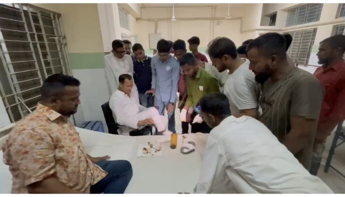 জাউয়াবাজারে টর্চলাইট জ্বালিয়ে সংঘর্ষ, এমপিসহ আহত অর্ধশত