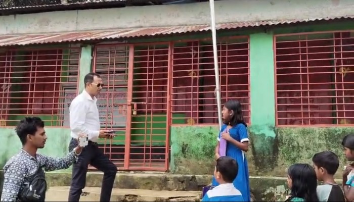 ‎মধ্যনগরে স্কুল পরিদর্শনে গিয়ে তিন বিদ্যালয়ে শিক্ষক পাননি এমপি কামরুল