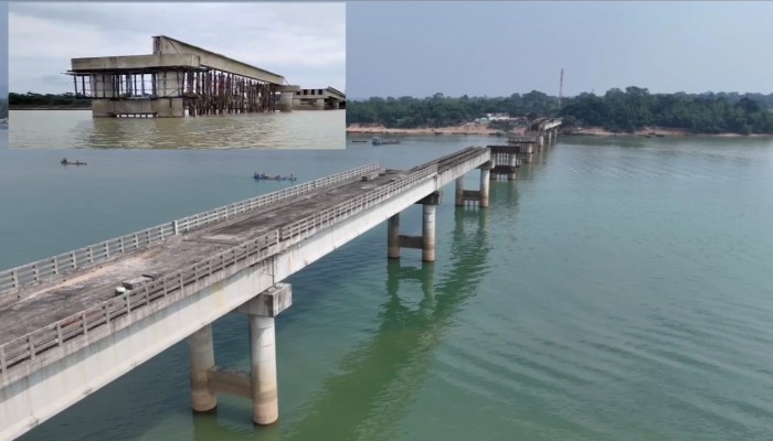 শাহ আরেফিন-অদ্বৈত মৈত্রী সেতু নির্মাণাধীন সেতুর ৫ গার্ডার ভেঙে নদীতে, ক্ষোভে ফুঁসছে এলাকাবাসী