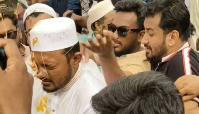 নাসীরুদ্দীন পাটওয়ারীর ওপর হামলা, ডিম নিক্ষেপ
