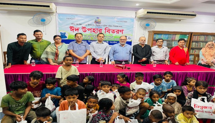 সুবিধাবঞ্চিত শিশুদের মাঝে নতুন পোশাক বিতরণ