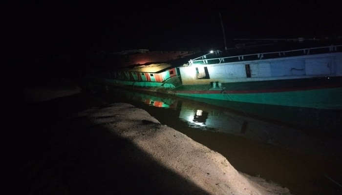 তাহিরপুরে ড্রেজার ধ্বংস, বাল্কহেড জব্দ