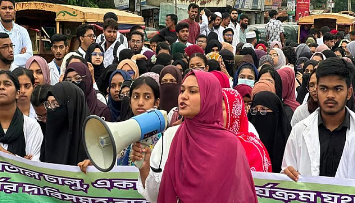 হাসপাতাল চালুর দাবিতে প্রশাসনিক ভবনে তালা