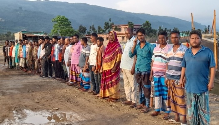 বড়ছড়া কয়লা আমদানিকারক সমিতির সেক্রেটারিকে নিয়ে অপপ্রচারের প্রতিবাদে মানববন্ধন