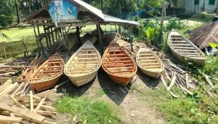 কোটি টাকার নৌকা বানিয়েও সচ্ছল নন কারিগররা, চান সরকারি পৃষ্ঠপোষকতা