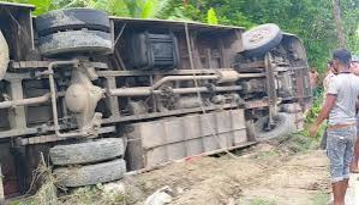 নিয়ন্ত্রণ হারিয়ে বাস খাদে, আহত ১০
