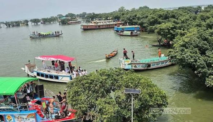 টাঙ্গুয়ার হাওরের অনিয়ন্ত্রিত পর্যটন ও পরিবেশ দূষণ