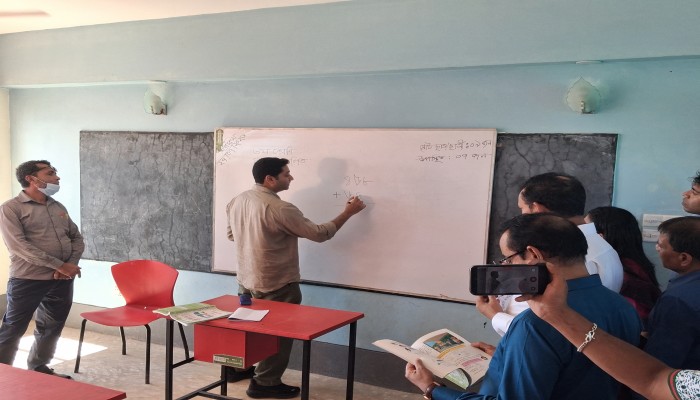 দুর্গম হাওরের প্রাথমিক বিদ্যালয়ে ক্লাস নিলেন প্রতিমন্ত্রী