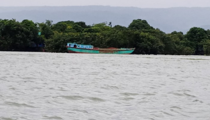 শান্তিপুর নদী থেকে বালু লুট, চারজনের কারাদন্ড, বাল্কহেড ও চারটি নৌকা জব্দ