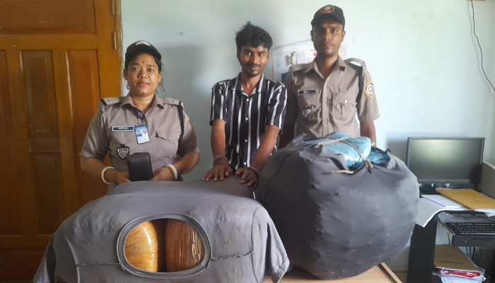 ৪০ কেজি গাঁজাসহ কার চালক আটক
