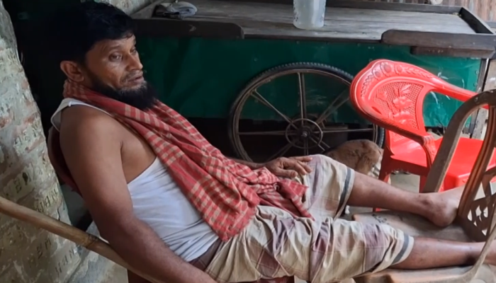 পরিকল্পিত হামলায় গুরুতর আহত, বন্ধ ভ্যানগাড়ি, সংসারের চাকা থমকে গেছে