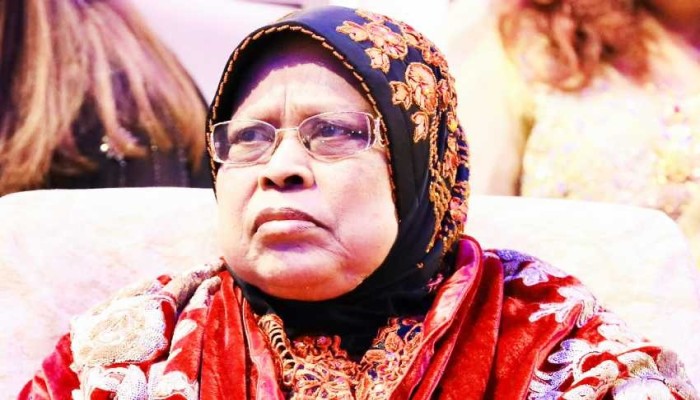 মায়ের স্নেহের স্মৃতি মনে করে কান্নায় ভেঙে পড়লেন মুকুল