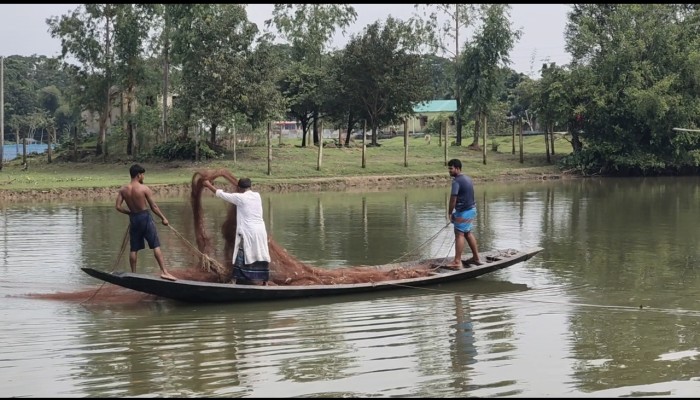 কোটি টাকা রাজস্ব দিয়েও মাছ ধরতে পারছেন না মৎস্যজীবীরা