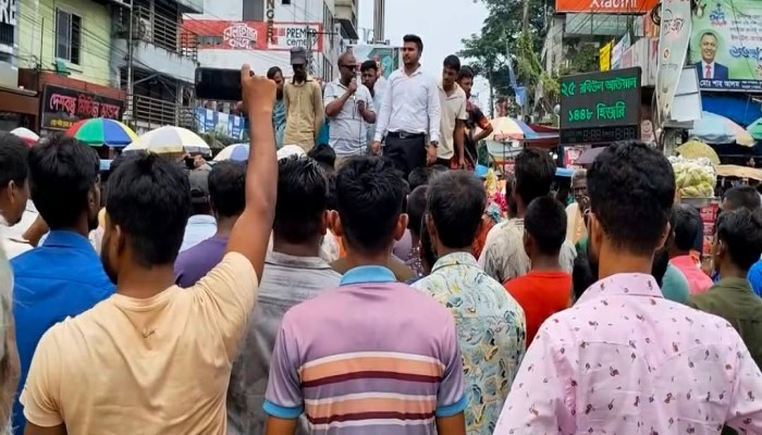 লাইসেন্সের দাবিতে অটোরিকশা মালিক-শ্রমিকদের বিক্ষোভ