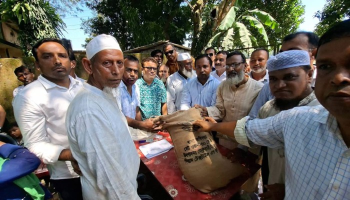 প্রধানমন্ত্রীর মানবিক সহায়তার চাল বিতরণ